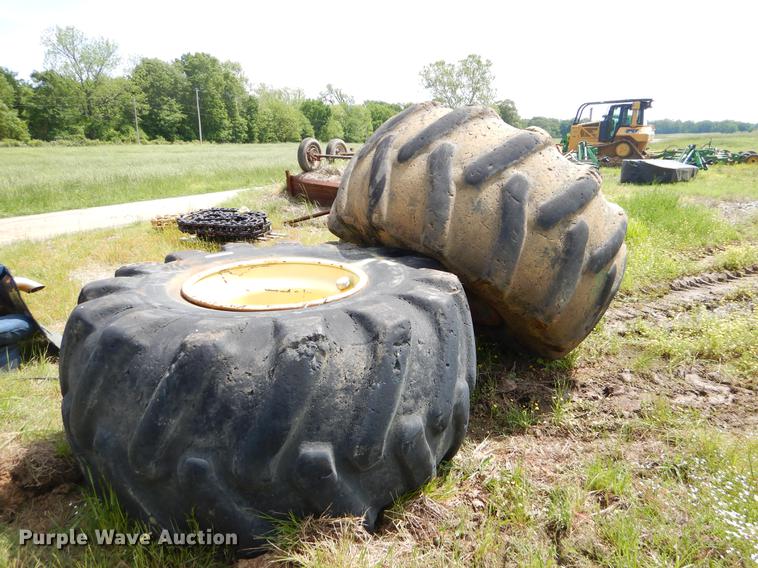 image for item EI9136 35.5 x 32 tires