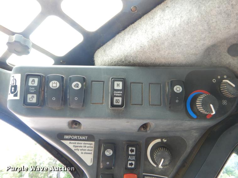 image for item EI9171 2010 John Deere 333D skid steer