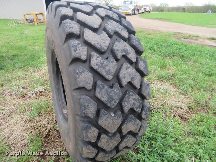 image for item EJ9574 (2) Titan MXL 23.5R25 tires