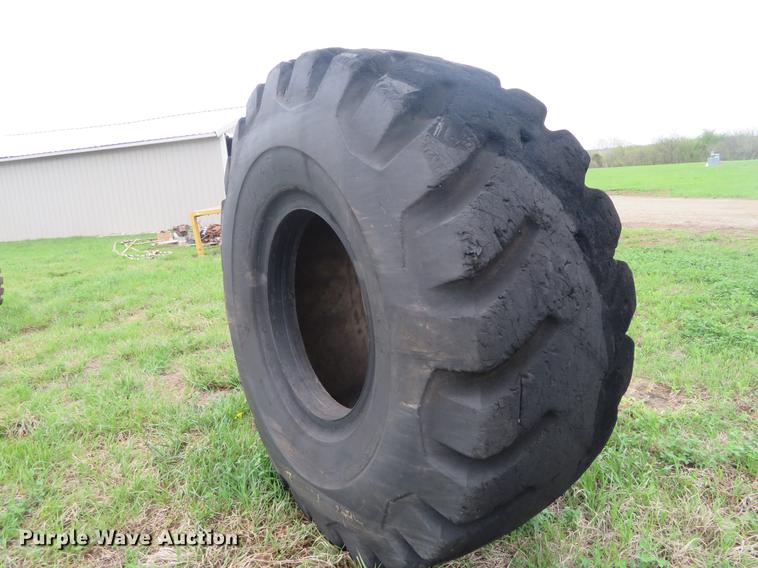 image for item EJ9575 Firestone 33.25-35 tires