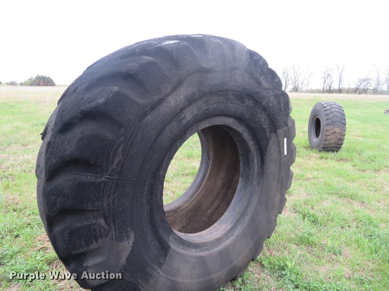 image for item EJ9575 Firestone 33.25-35 tires