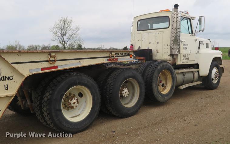image for item EJ9576 1988 Ford LTL9000 semi truck
