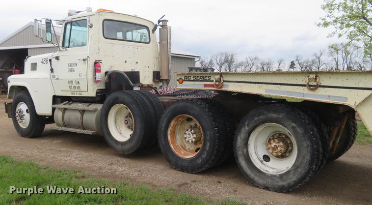 image for item EJ9576 1988 Ford LTL9000 semi truck
