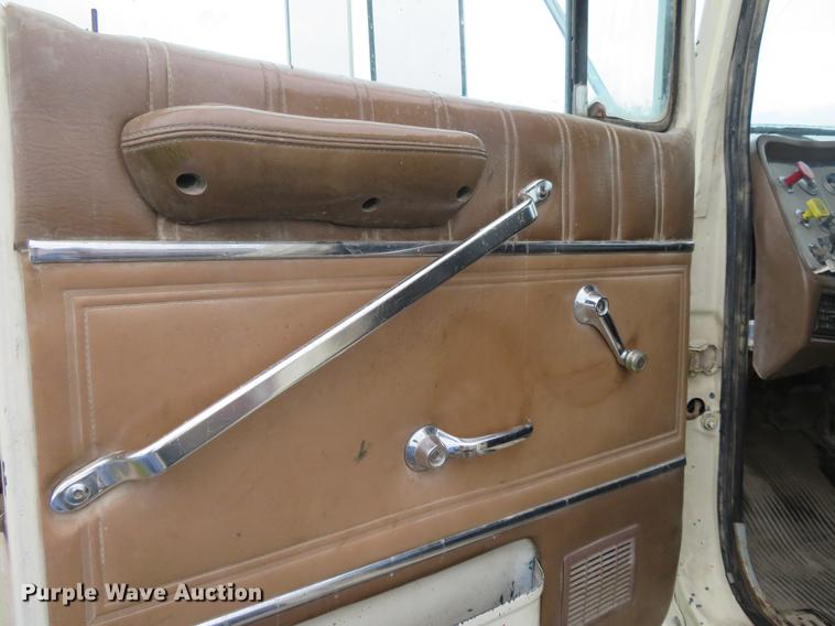 image for item EJ9576 1988 Ford LTL9000 semi truck