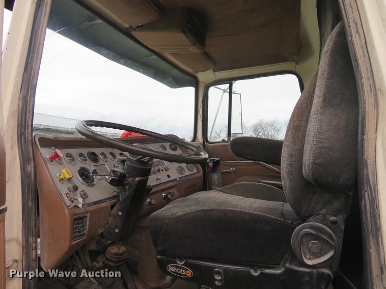 image for item EJ9576 1988 Ford LTL9000 semi truck