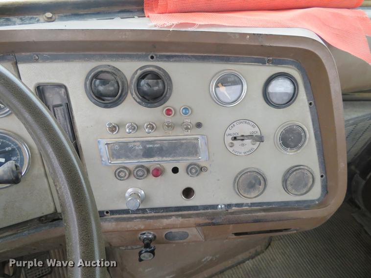 image for item EJ9576 1988 Ford LTL9000 semi truck