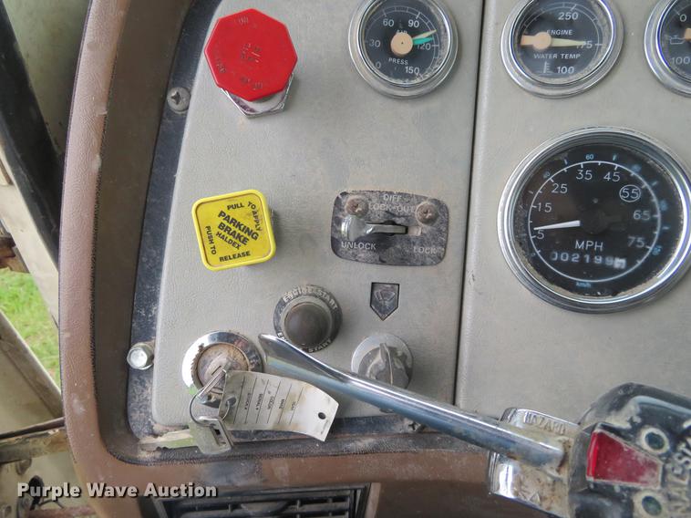 image for item EJ9576 1988 Ford LTL9000 semi truck