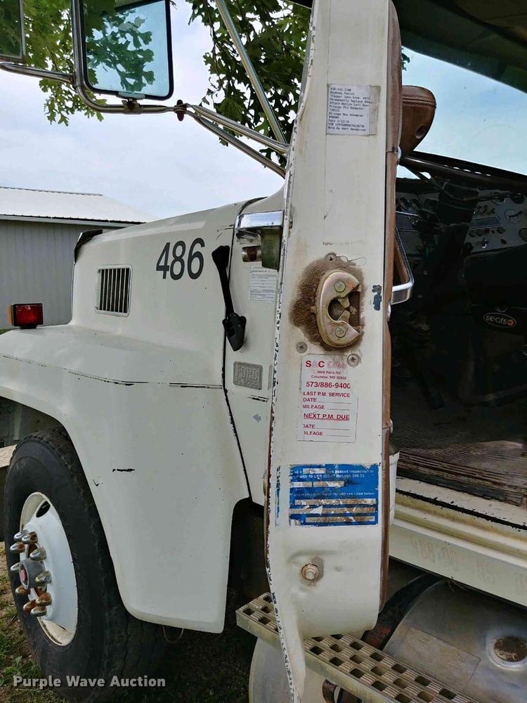 image for item EJ9576 1988 Ford LTL9000 semi truck