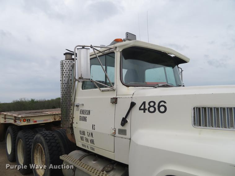 image for item EJ9576 1988 Ford LTL9000 semi truck