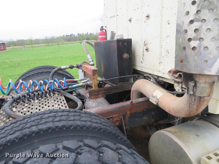 image for item EJ9576 1988 Ford LTL9000 semi truck