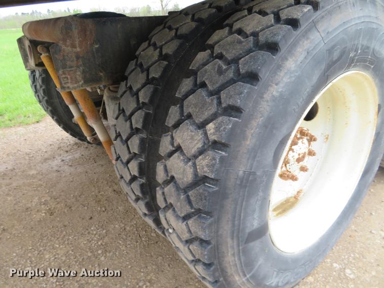 image for item EJ9576 1988 Ford LTL9000 semi truck