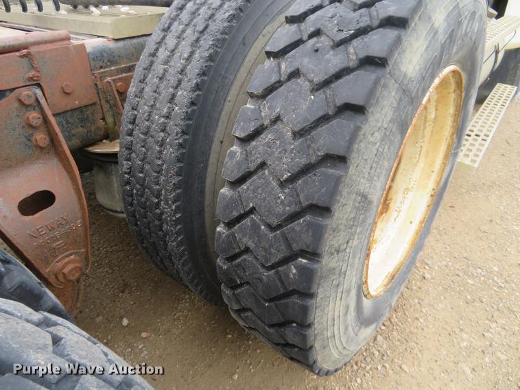 image for item EJ9576 1988 Ford LTL9000 semi truck