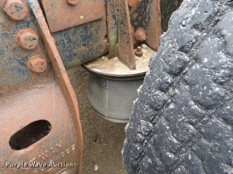 image for item EJ9576 1988 Ford LTL9000 semi truck