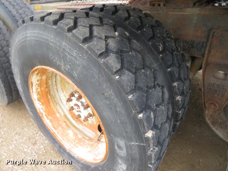 image for item EJ9576 1988 Ford LTL9000 semi truck