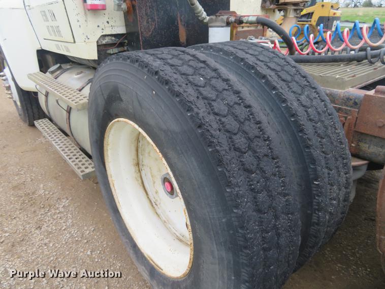image for item EJ9576 1988 Ford LTL9000 semi truck
