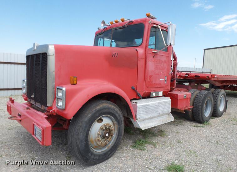 image for item EN9562 1990 International F-9370 semi truck