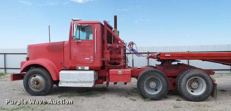 image for item EN9562 1990 International F-9370 semi truck