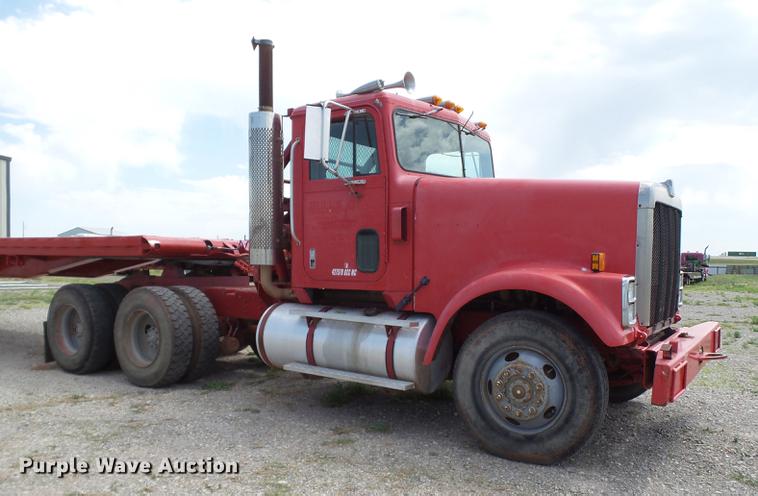image for item EN9562 1990 International F-9370 semi truck