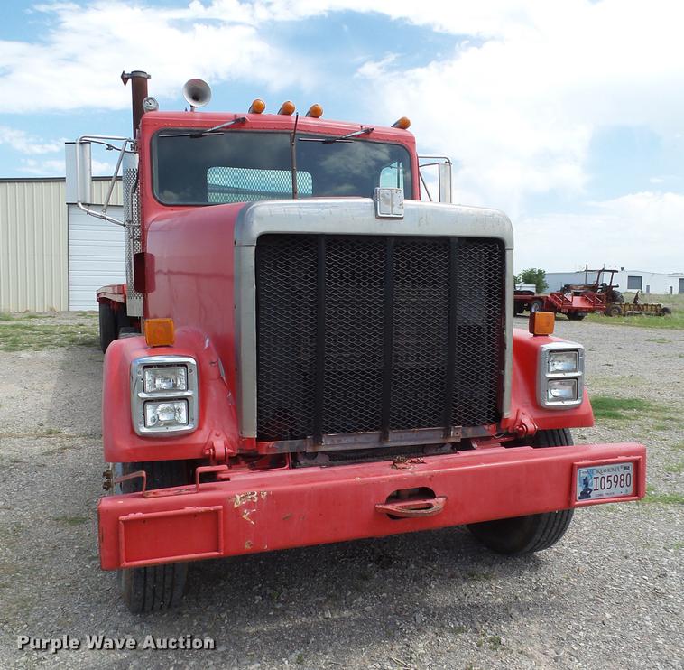 image for item EN9562 1990 International F-9370 semi truck