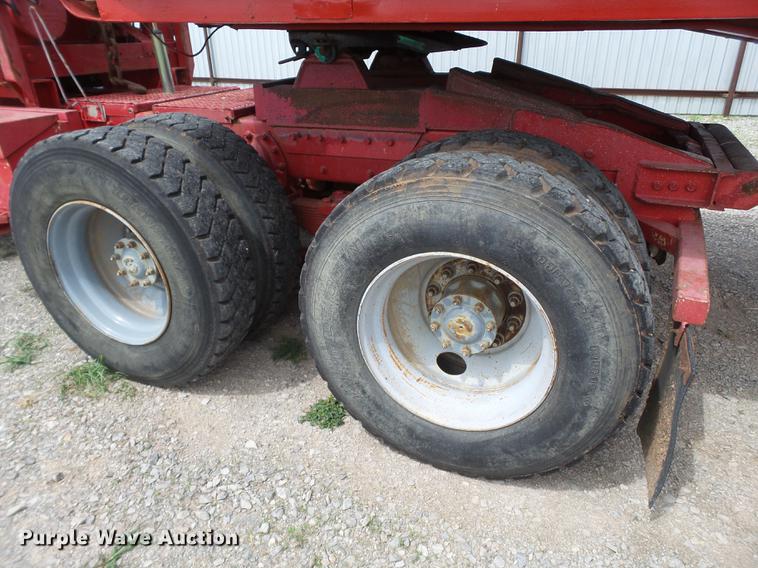 image for item EN9562 1990 International F-9370 semi truck