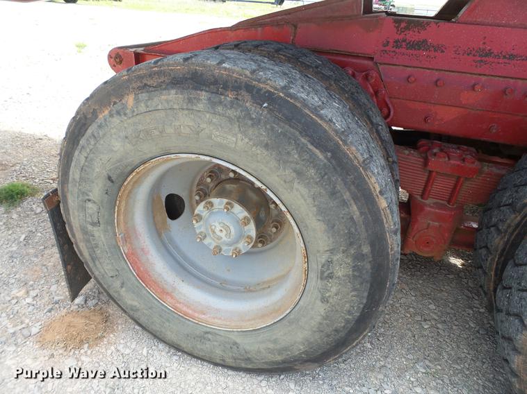 image for item EN9562 1990 International F-9370 semi truck