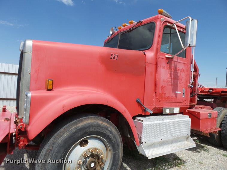 image for item EN9562 1990 International F-9370 semi truck