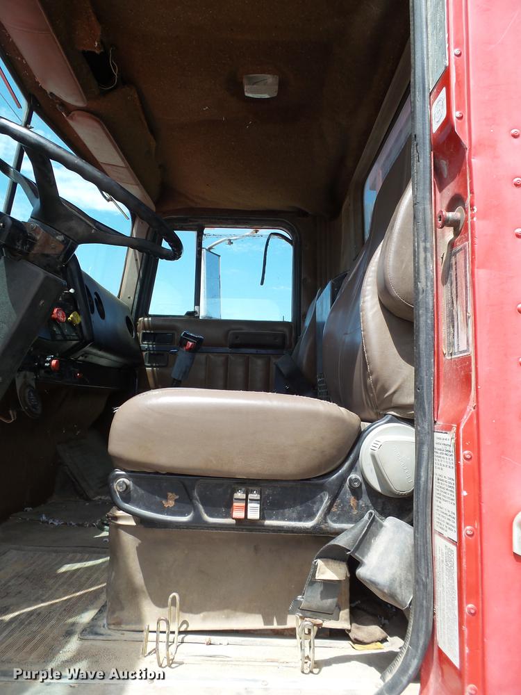 image for item EN9562 1990 International F-9370 semi truck