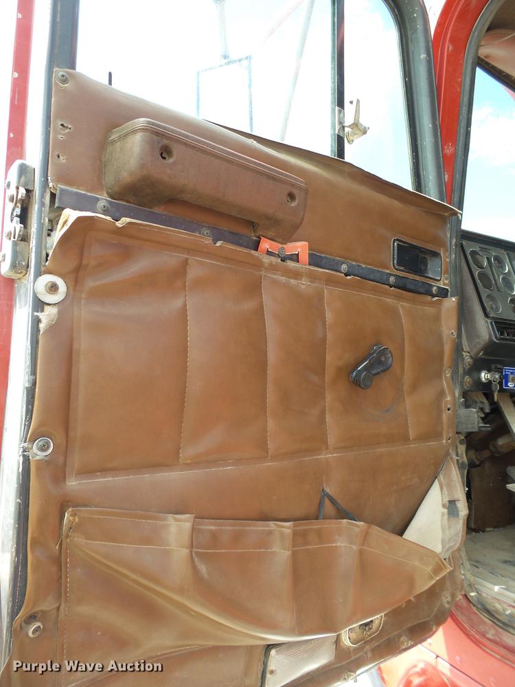 image for item EN9562 1990 International F-9370 semi truck