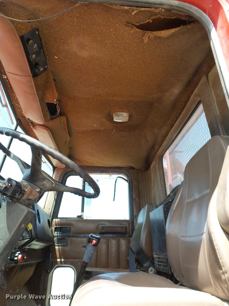 image for item EN9562 1990 International F-9370 semi truck