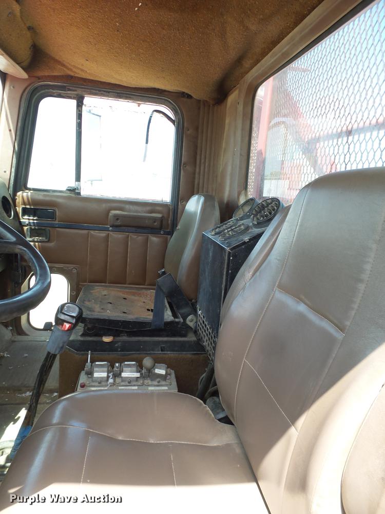 image for item EN9562 1990 International F-9370 semi truck