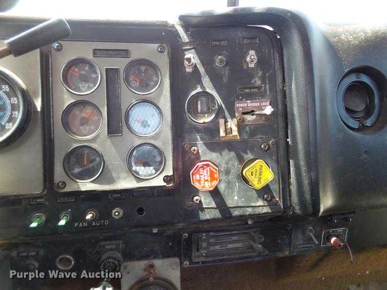 image for item EN9562 1990 International F-9370 semi truck