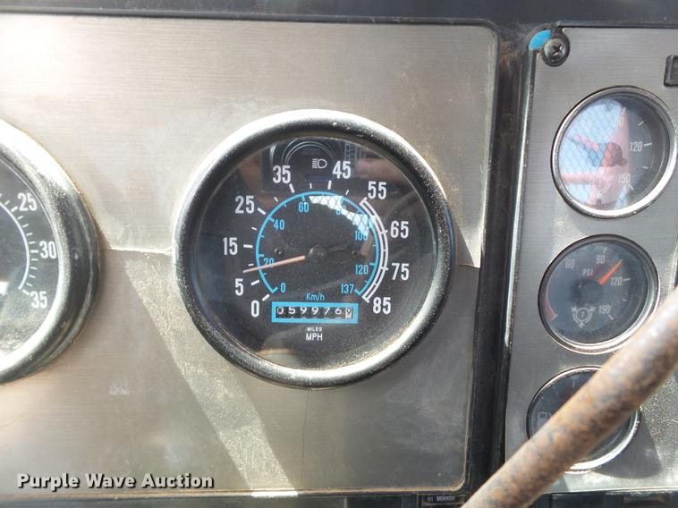 image for item EN9562 1990 International F-9370 semi truck