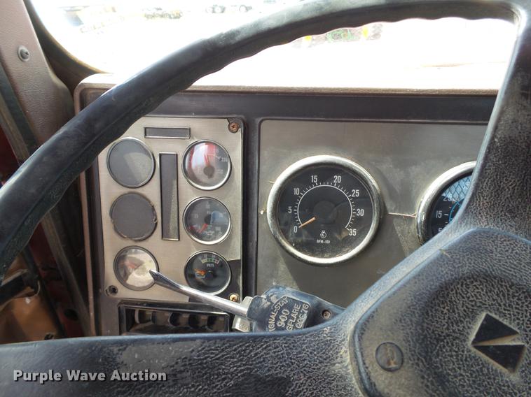 image for item EN9562 1990 International F-9370 semi truck