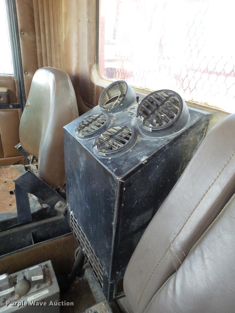 image for item EN9562 1990 International F-9370 semi truck