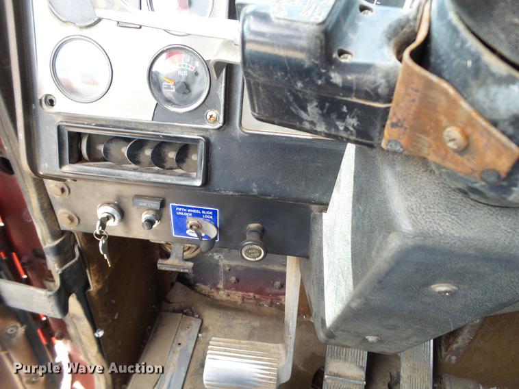 image for item EN9562 1990 International F-9370 semi truck