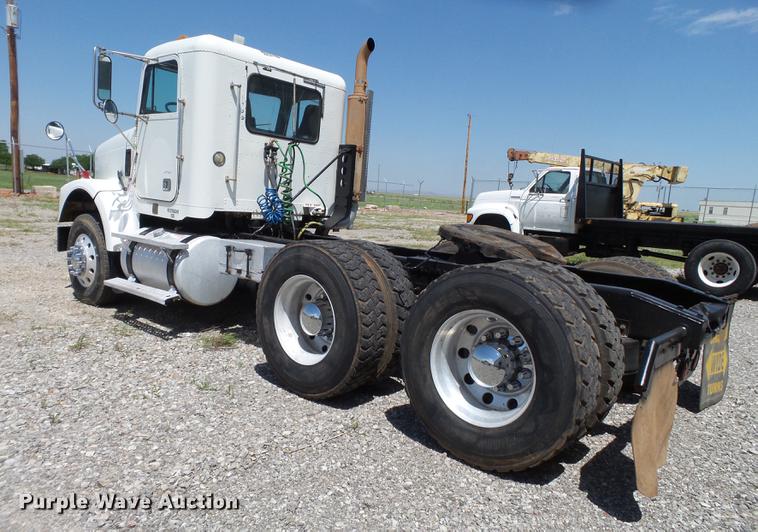 image for item EN9568 2006 Freightliner FLD120 SD semi truck