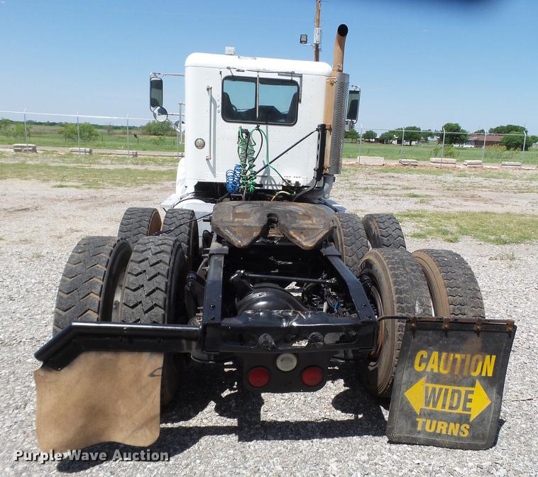 image for item EN9568 2006 Freightliner FLD120 SD semi truck