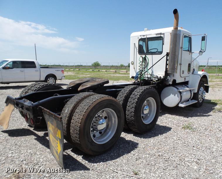 image for item EN9568 2006 Freightliner FLD120 SD semi truck