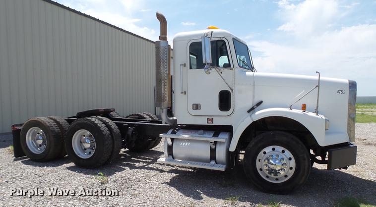 image for item EN9568 2006 Freightliner FLD120 SD semi truck