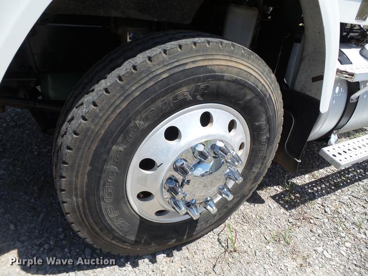 image for item EN9568 2006 Freightliner FLD120 SD semi truck