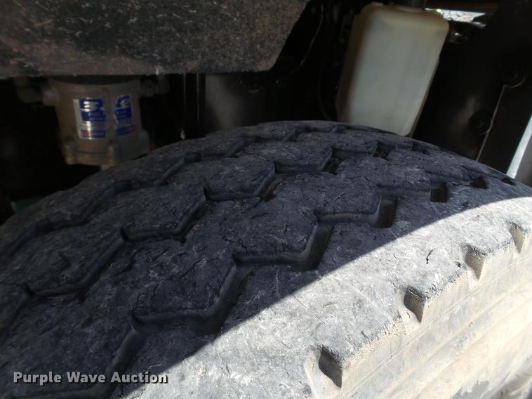 image for item EN9568 2006 Freightliner FLD120 SD semi truck