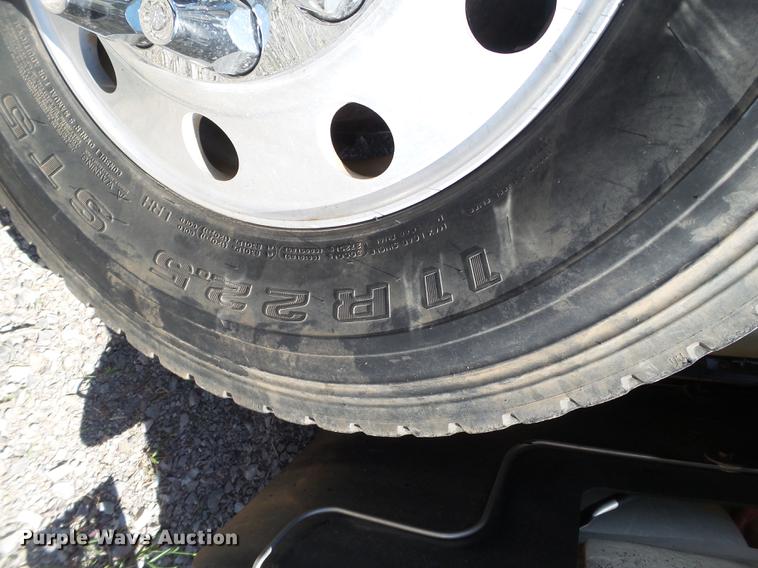 image for item EN9568 2006 Freightliner FLD120 SD semi truck