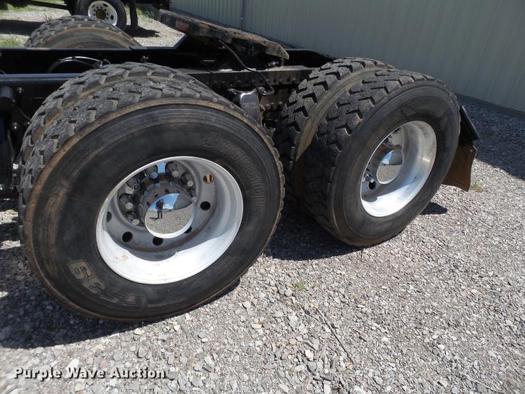 image for item EN9568 2006 Freightliner FLD120 SD semi truck