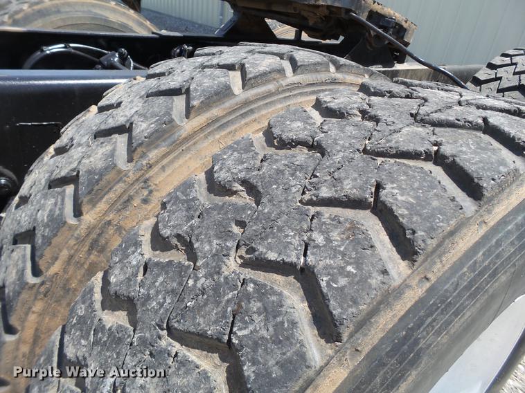 image for item EN9568 2006 Freightliner FLD120 SD semi truck