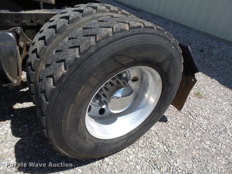 image for item EN9568 2006 Freightliner FLD120 SD semi truck