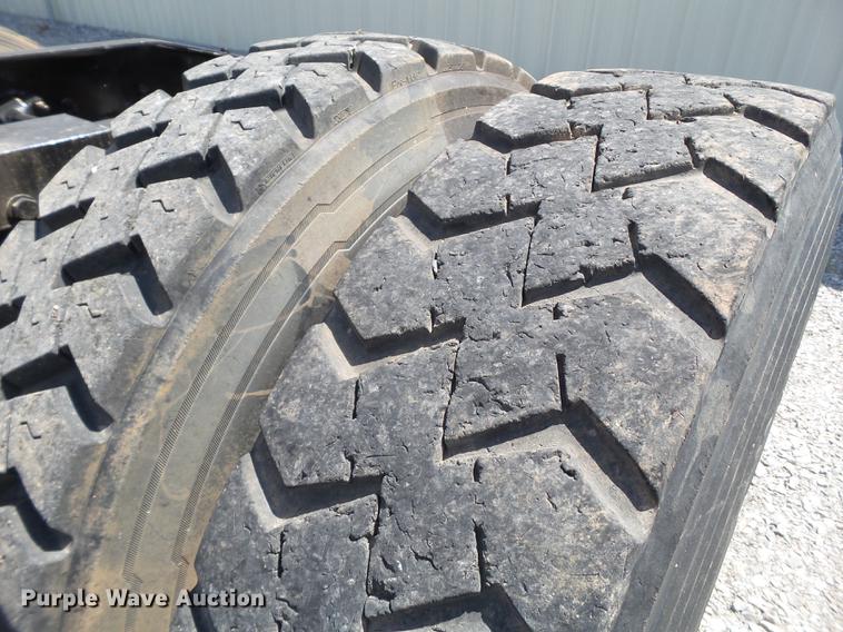 image for item EN9568 2006 Freightliner FLD120 SD semi truck