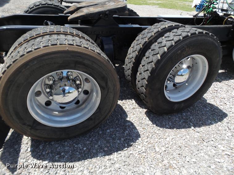 image for item EN9568 2006 Freightliner FLD120 SD semi truck