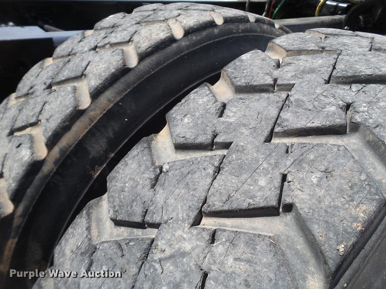 image for item EN9568 2006 Freightliner FLD120 SD semi truck