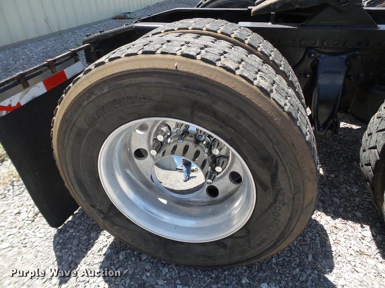 image for item EN9568 2006 Freightliner FLD120 SD semi truck