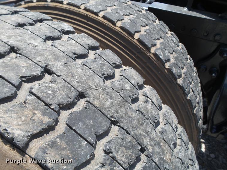 image for item EN9568 2006 Freightliner FLD120 SD semi truck